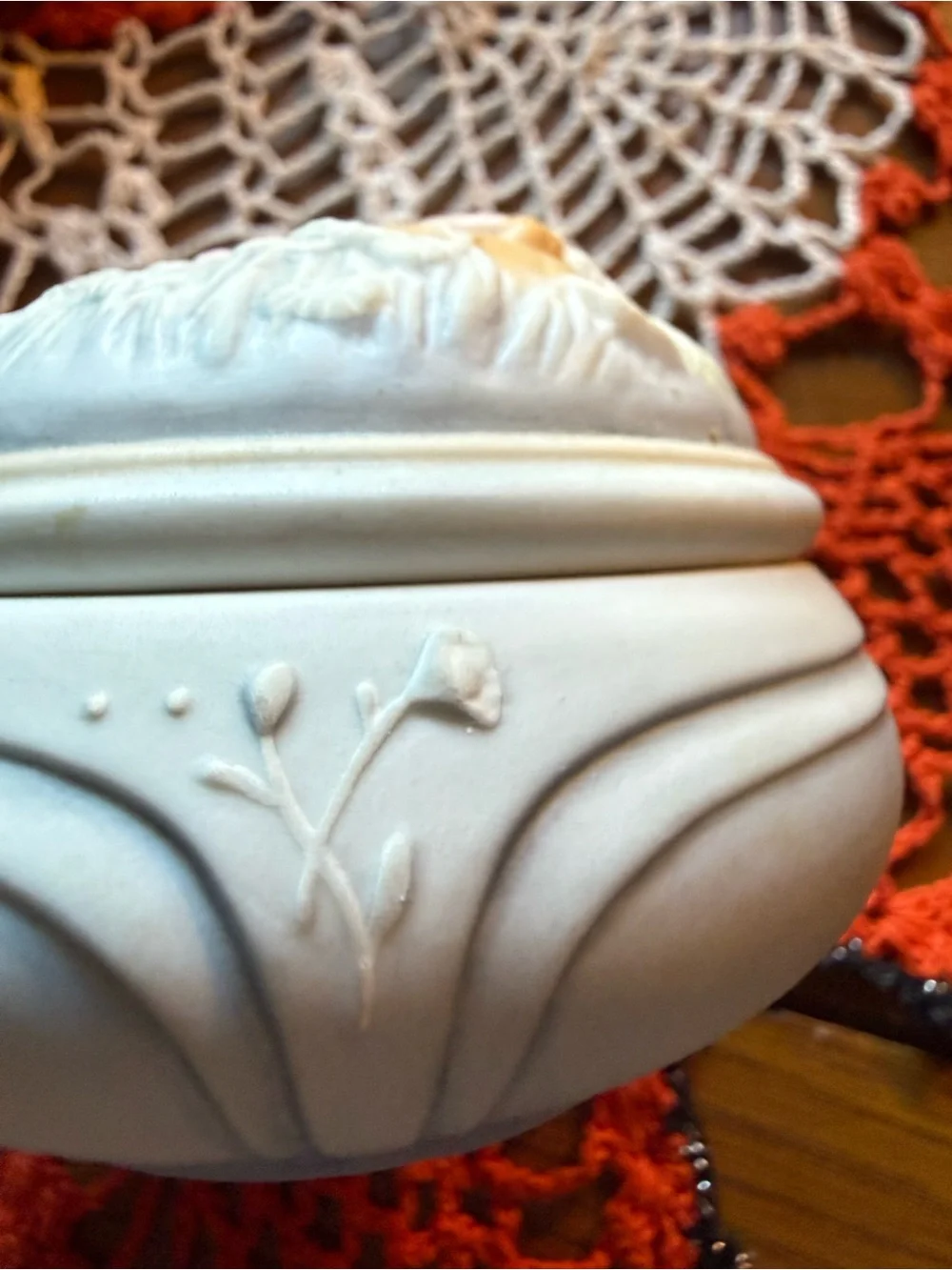 Vintage 1985 Avon Golden Dreams Porcelain Music Box Hand Painted